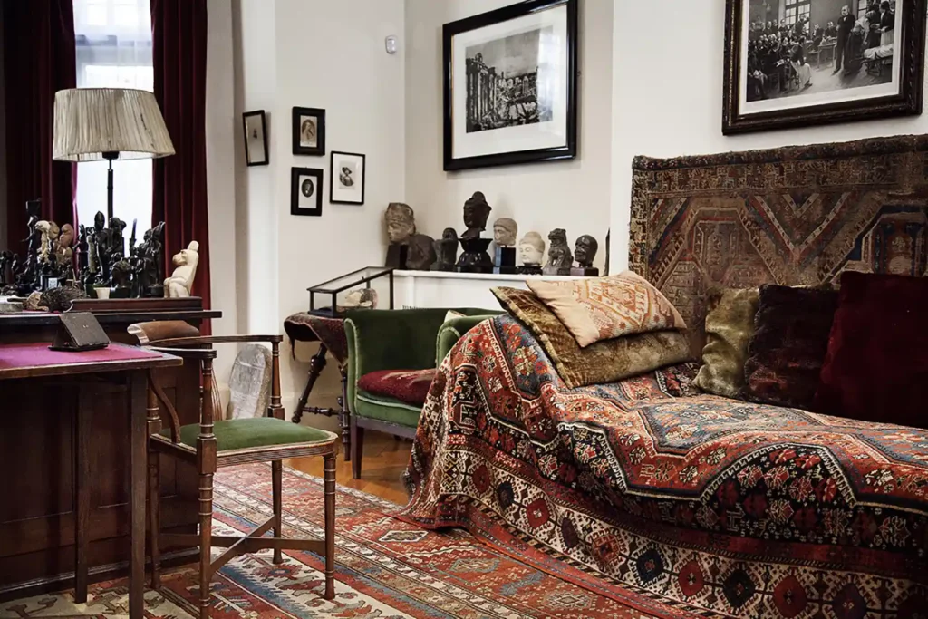 The Couch in Psychoanalysis: Origins, Purpose, and Meaning